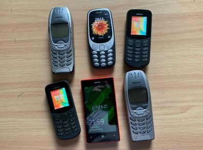 Lot of old phones (18 units)