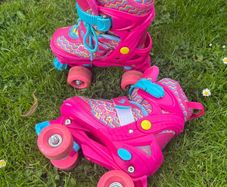 Adjustable roller boot skates