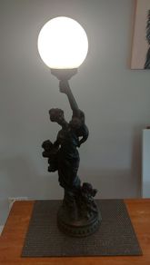Antique style table lamp in excellent condition.