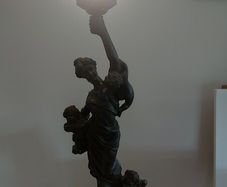 Antique style table lamp in excellent condition.