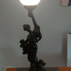 Antique style table lamp in excellent condition.