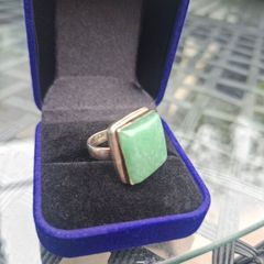 Vintage Sterling 925 Silver Ladies Ring with a square-cut Green Gemstone