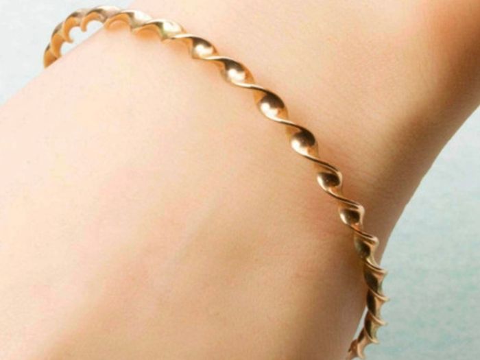 9 ct yellow gold  round twist bangle