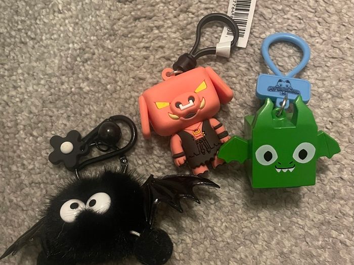 3 keyrings new without tags