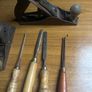 2 vintage planes 4 wood carving chisels Image 5