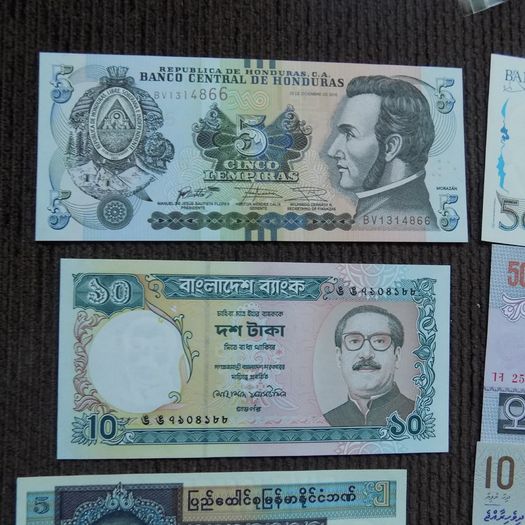 Lot of 8 Uncirculated World Banknotes.No 6.