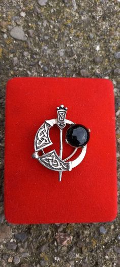 Vintage jewelry is sold individually for 5 to 10 euros
