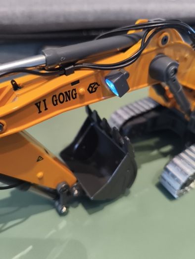 Remote control EXCAVATOR 1:50 scale