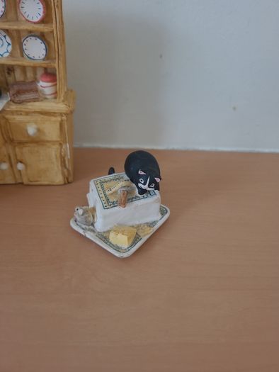 Vintage cat figures