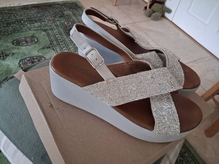 Beautiful Inuovo Silver Sparkly Sandals in Size 40 UK7