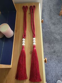 Curtain tiebacks with tassels