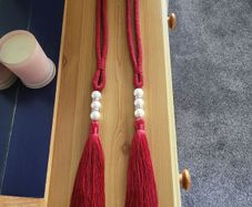 Curtain tiebacks with tassels