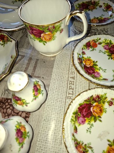 Old Country Rose Royal Albert Porcelain 13 Piece which includes Two Tier Cake Stand, Postage Available or collection