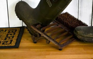 NEW Cast Iron Wellies Boot Jack & Cleaner Brush