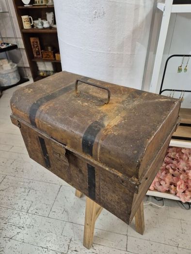 Small Antique Tin steamer trunk