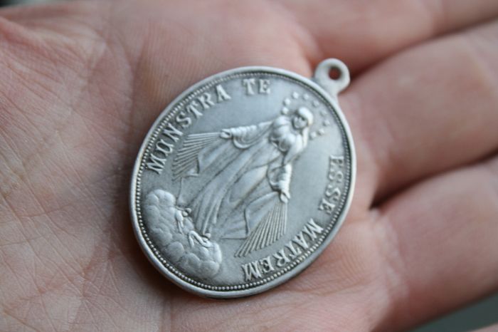 Irish Antique Sterling Silver Medal: Congregation of the Children of Mary, Dublin 1941  8 grams silver