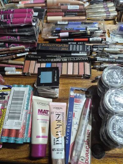 Wholesale Cosmetics Lot: 850 Pieces, Mixed Brands