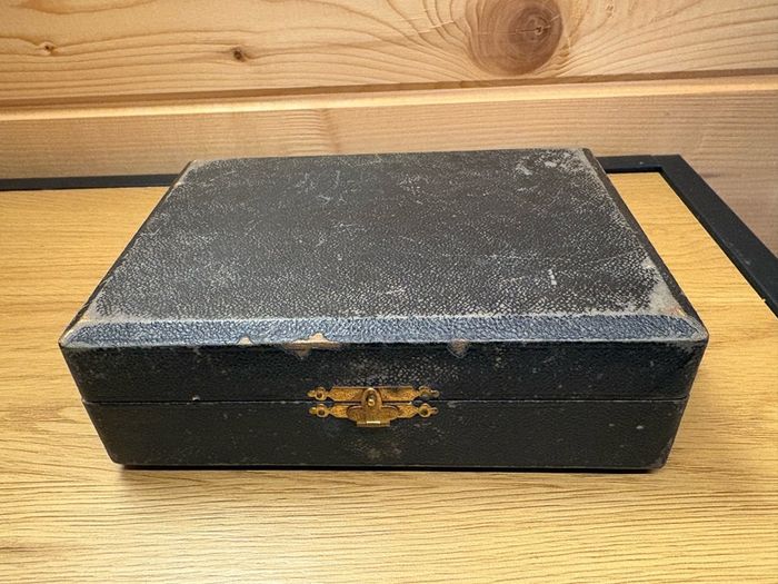 Antique Cased EPNS Silver Plate Napkin Rings & Knife Rests Set