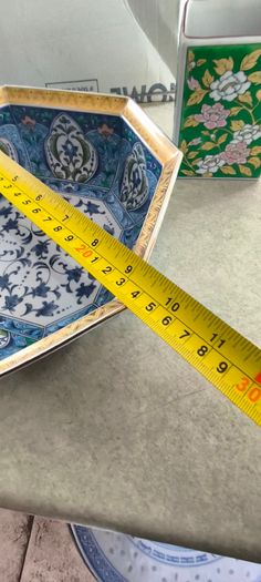 4 different ietms -1- Jingdezhen Porcelain 101/4 -inch Dragon Rice Grain Luncheon Plate - Vintage Blue and White Chinese Design is slieght chip at the edge 15.00 euro.2- Vintage Japanese octagonal porcelain bowl, commonly crafted in the traditional Arita 
