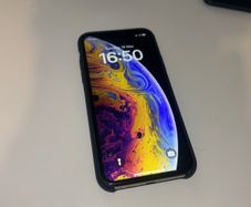 iPhone XS 64GB White Cracked Back Unlocked With Genuine Apple Case