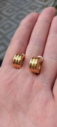 Vintage jewelry is sold individually for 5 to 10 euros