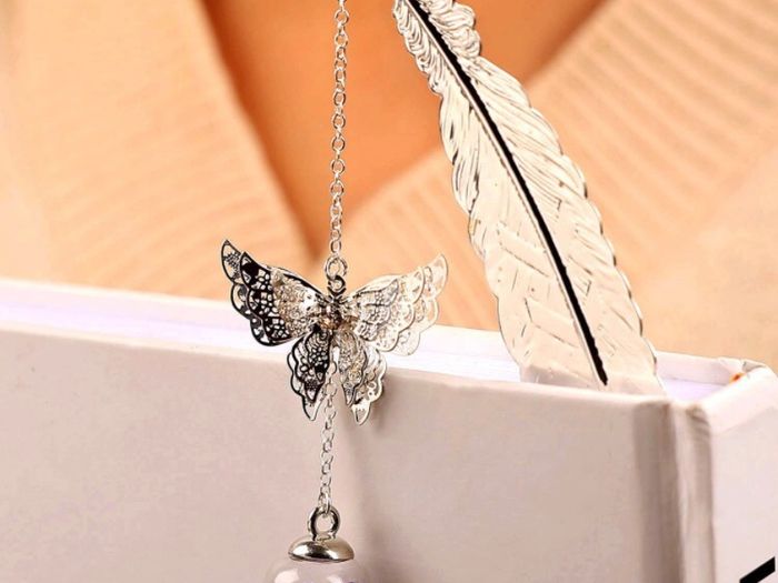 Toirxarn Metal Feather Bookmark Xmas Gift Christmas Present for Women Mum Ladies Her Girl Grandma Teacher Sister Wife MULTIPLE COLOURS AVAILABLE (FREE POSTAGE)