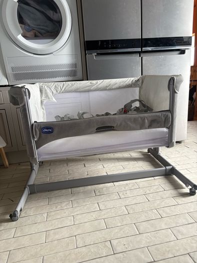Chicco Next2me co-sleeper crib and mattress & travel bag