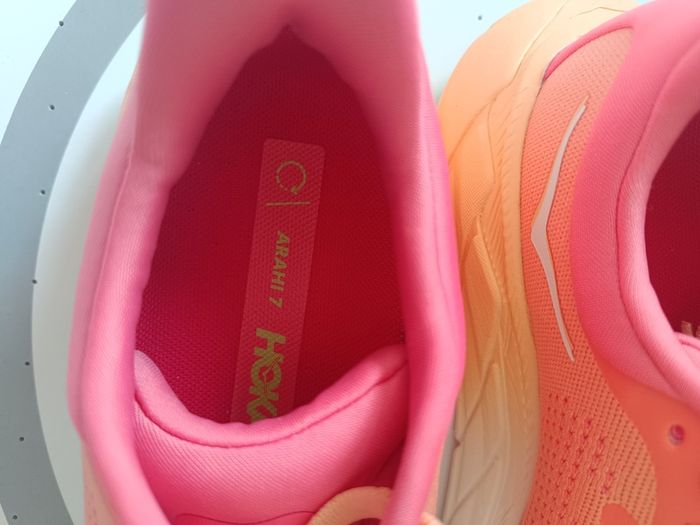 Hoka Arahi 7 Coral