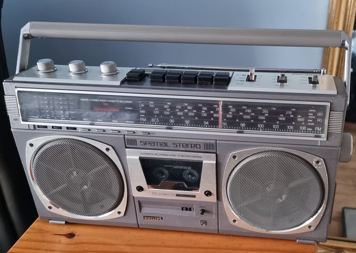 Vintage Philips Spatial stereo Radio D8419/00, works perfect.