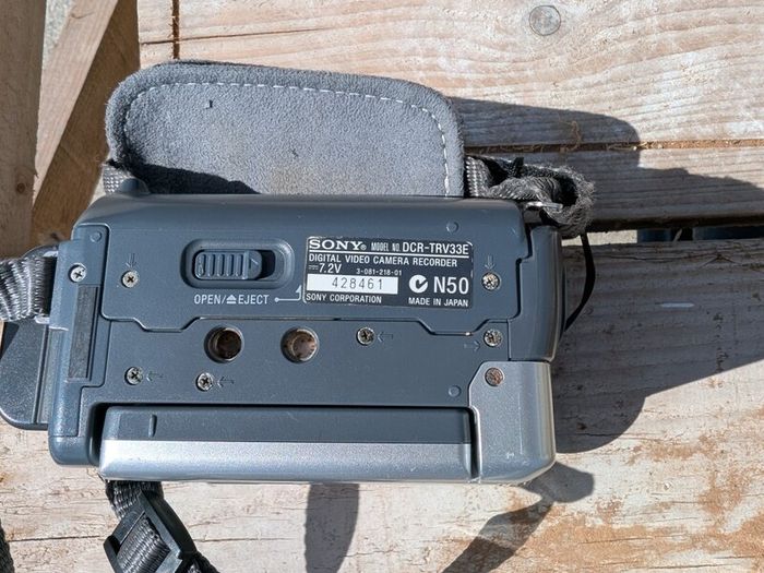 Sony DCR-TRV33 MiniDV digital camcorder with Carl Zeiss Vario-Sonnar lens