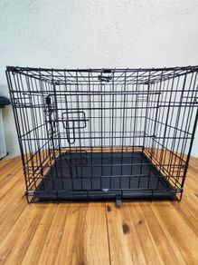 Folding metal dog crate with tray