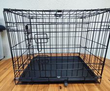 Folding metal dog crate with tray