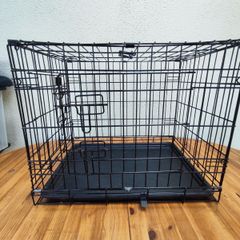 Folding metal dog crate with tray