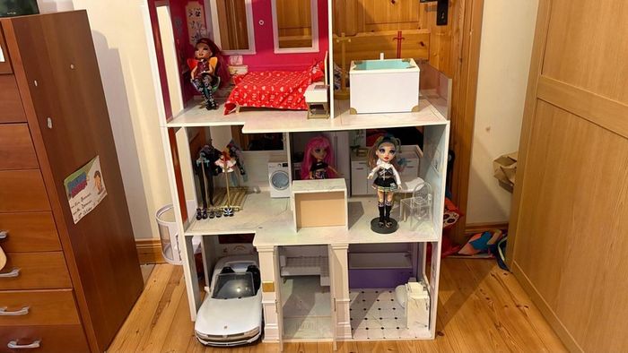 Rainbow High doll house car and dolls