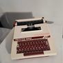 Petite 990 portable typewriter Image 3