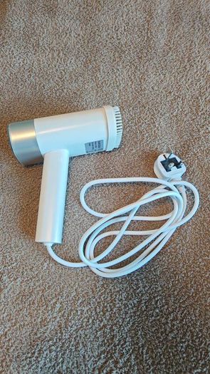 Handheld garment steamer
