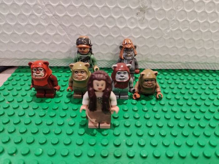 Lego Star Wars Minifigure 10236 Ewok Figures Ewoks Rebel Fighter and Rare Princess Leia and Teebo