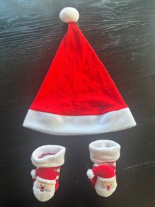 Baby Santa hat & socks Sz 0-6 mths EUC