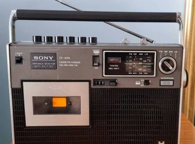Sony CF-420L, Cassette-Corder, 4 Bands Radio, Sony Corporation; Tokyo, 1978, good working order.