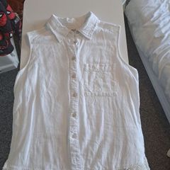 sleeveless shirt