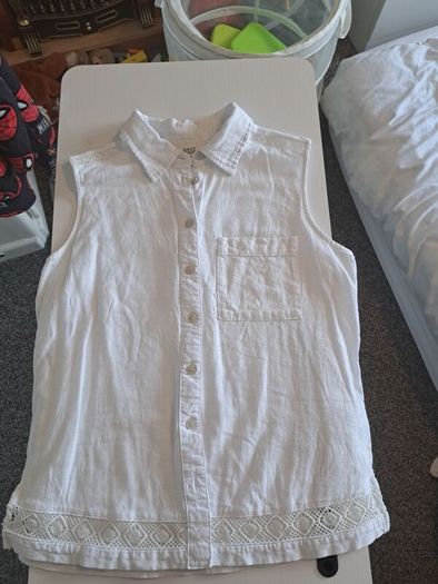 sleeveless shirt