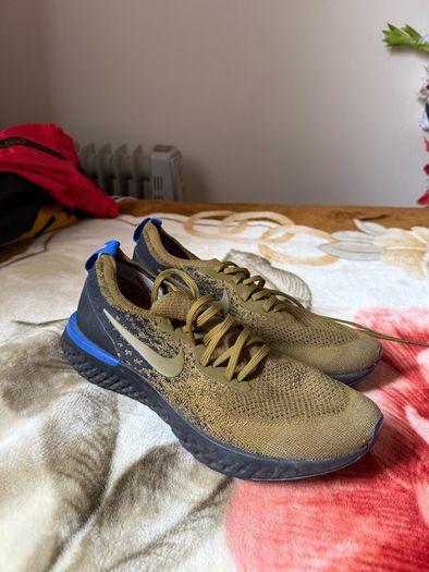 Clean Nike shoes excellent and new condition UK 9