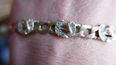 Vintage 9c 375 Yellow Gold Solid Diamond Cut Horse Shoe with Horses Head Link Bracelet 6" 9,2 grams