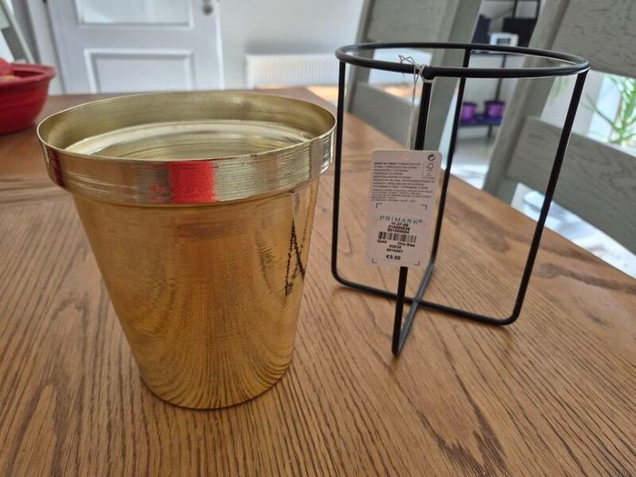 Metal flower pot