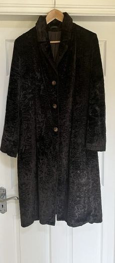 Per Una Marks & Spencer Long Velvety Sherpa Style Long Ladies Coat. In Very Good Condition. Made In Italy. Dark brown. Size Medium