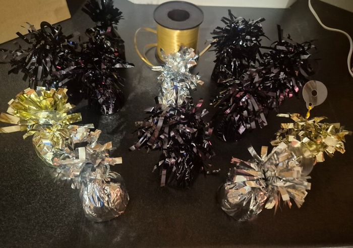 balloon weigths x12 and gold ribbon