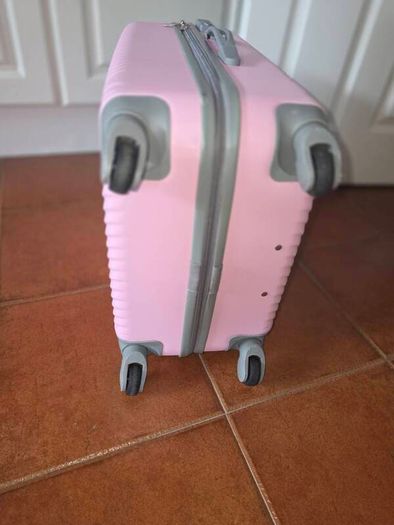 Medium suitcase