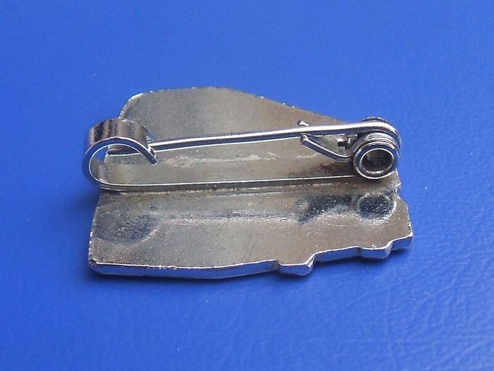 DOUBLE DECKER BUS - a souvenir/merchandise enamelled badge (c.1980s)