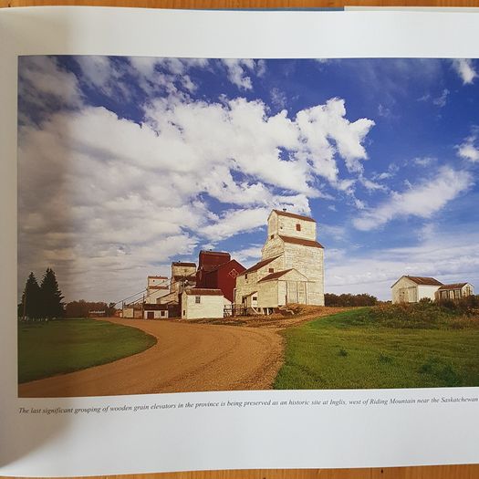 Photographic Book. Manitoba Seasons  In Beauty. Signed By The Author Robert R. Taylor. By R