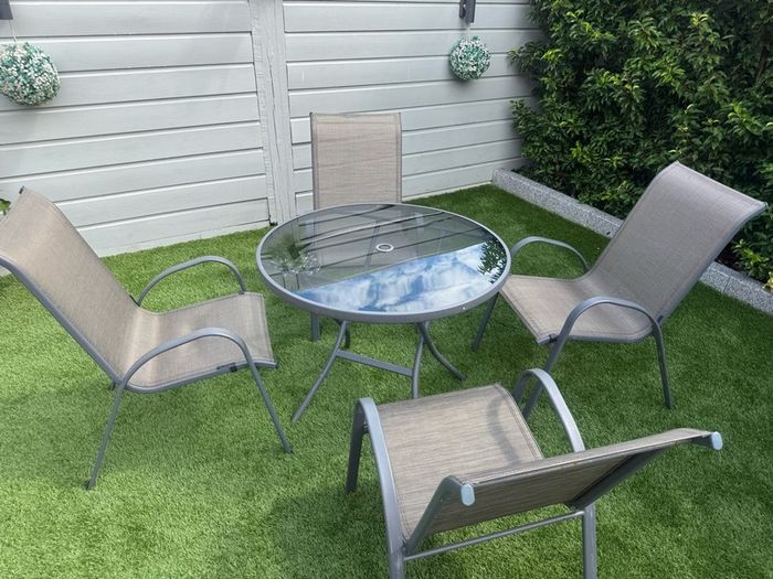garden table and chairs